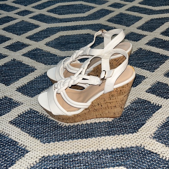 Shoedazzle white wedges size 6 - Picture 3 of 9